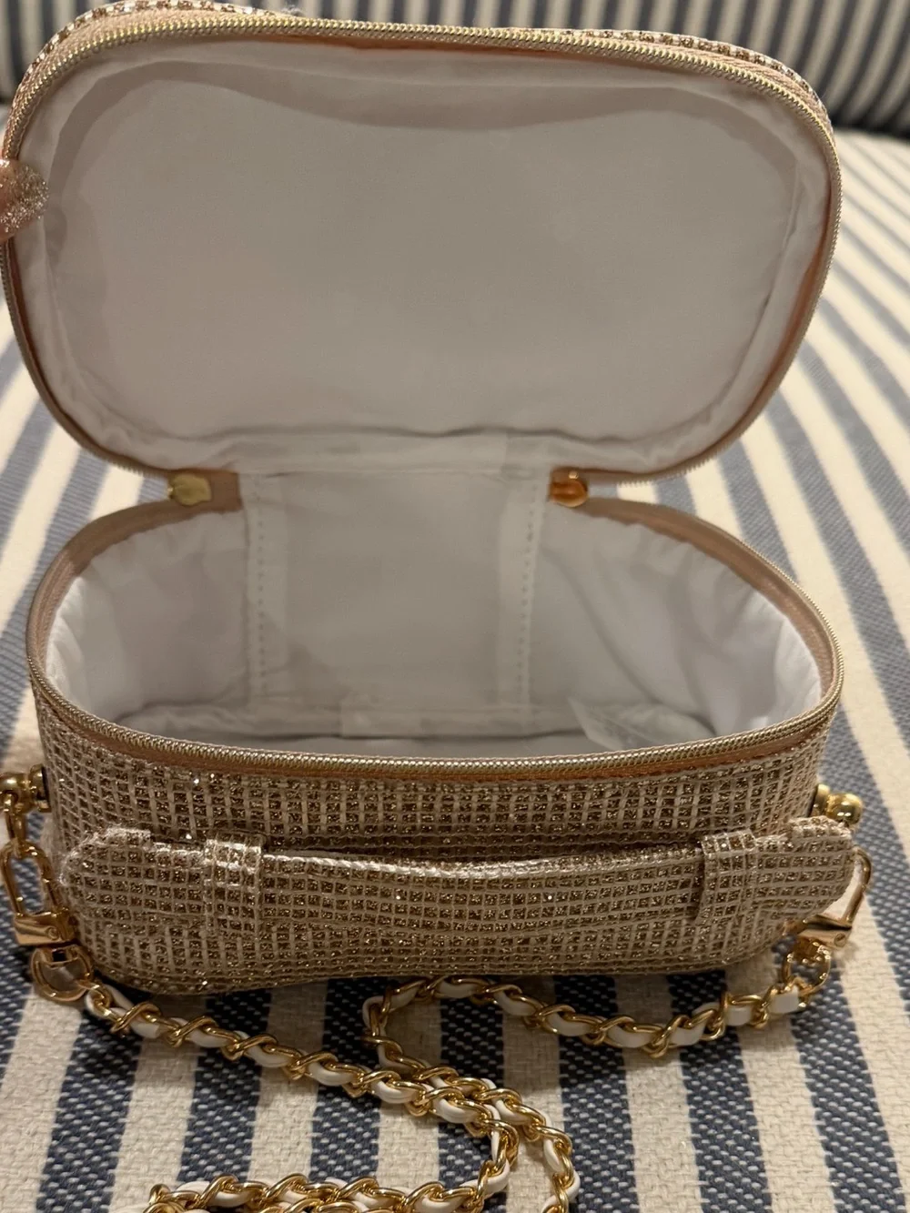 DIOR Beauty”CD” Gold 🏆 Metallic Vanity Case with Top Handle. c/w Chain Strap🏆❤️